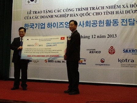Các doanh nghiệp Hàn Quốc tặng hơn 200.000 USD  cho tỉnh Hải Dương làm công tác xã hội - ảnh 1